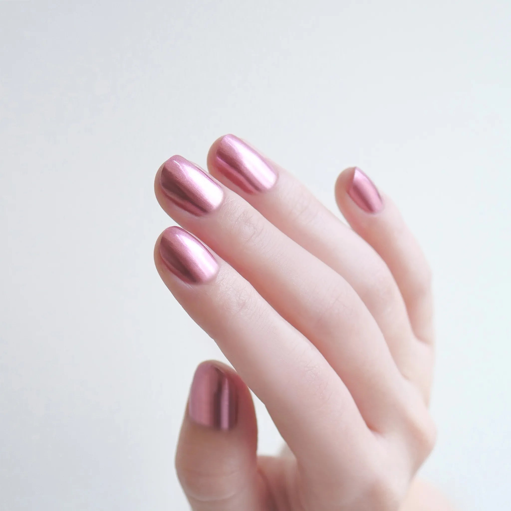 ミラー クローム・ユーアー ビーイング クロマティック | NAILS INC ミラー クローム・ユーアー ビーイング クロマティック | NAILS INC