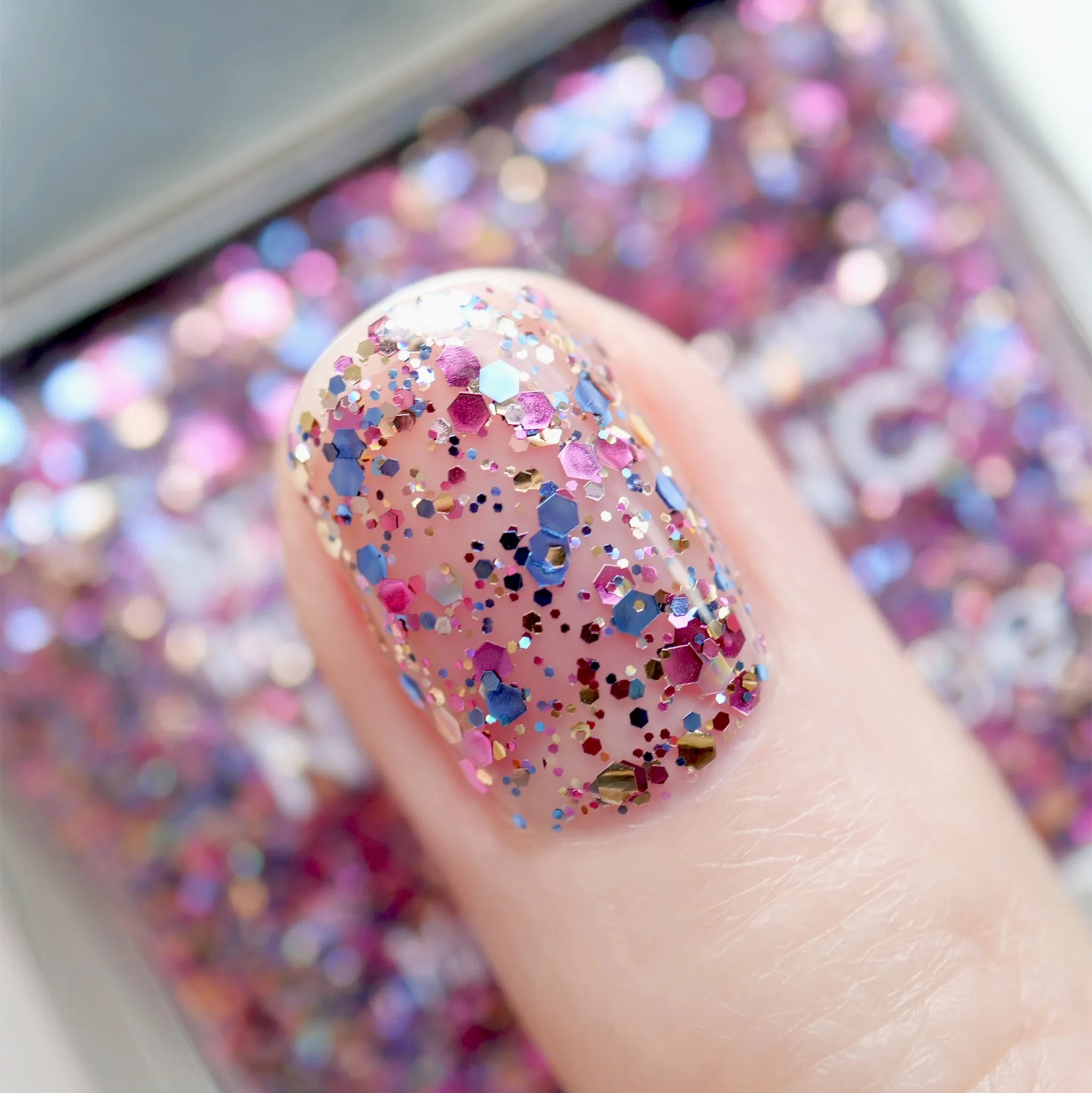 6月4日(水)発売｜躍動感溢れる煌めきを放つスパークルホログラム