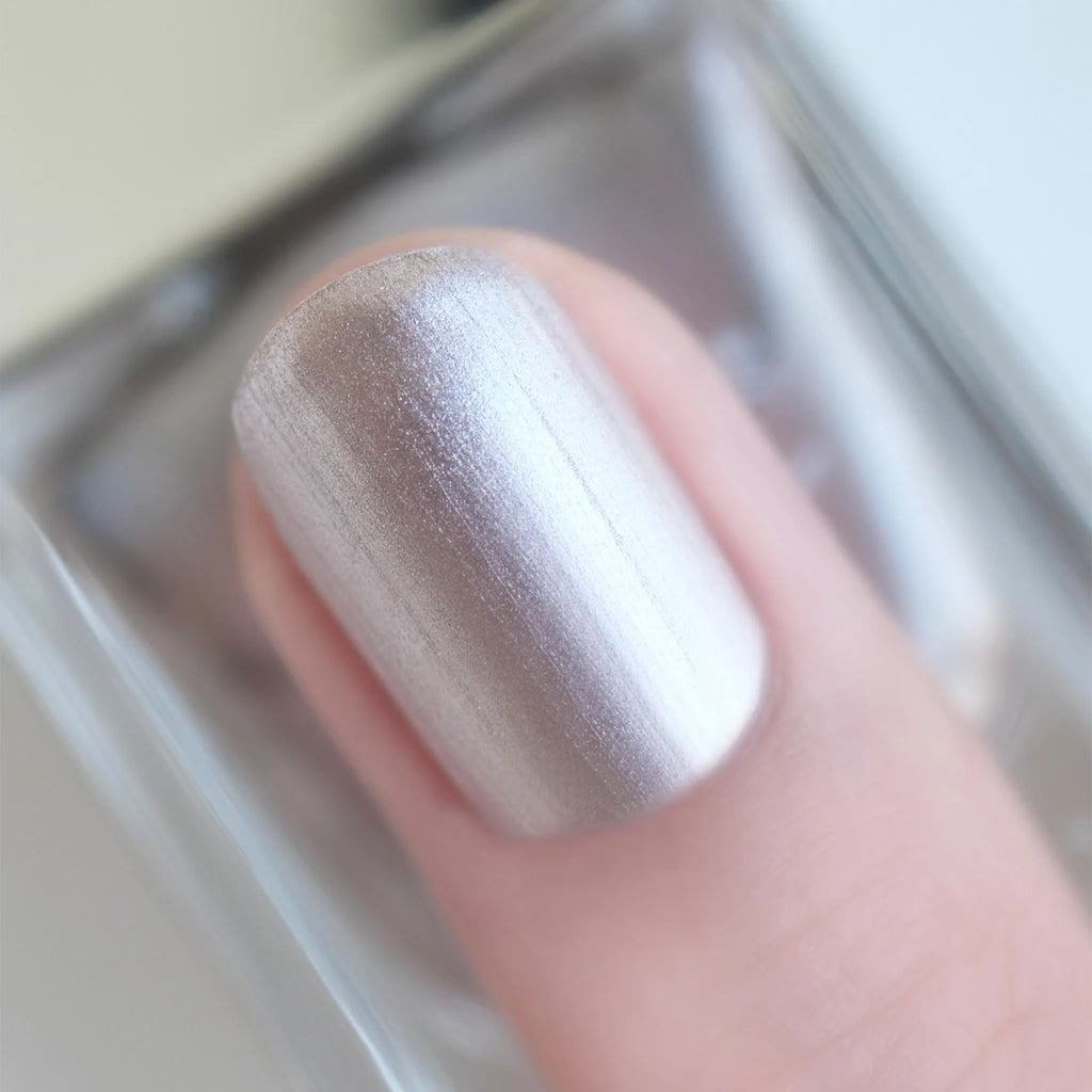 【*数量限定】ファッションを愛するネイルズインクを象徴する生地を再現したファブリックエフェクトよりレースとシークインジュエリーのような輝きと存在感を放つシルクメタリックと虹彩グリッターをミニサイズのスペシャルキットに。