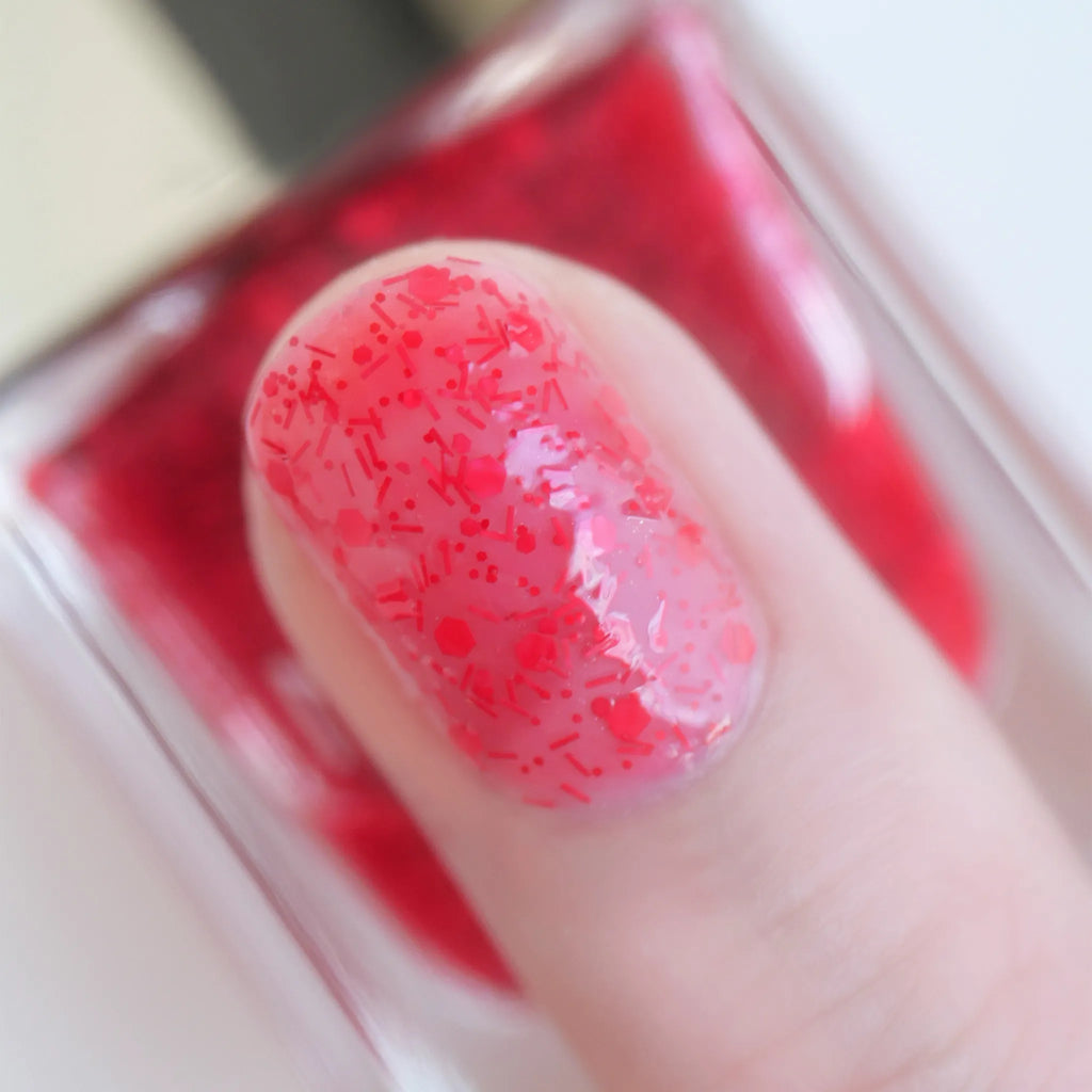 【*数量限定】ファッションを愛するネイルズインクを象徴する生地を再現したファブリックエフェクトよりレースとシークインジュエリーのような輝きと存在感を放つシルクメタリックと虹彩グリッターをミニサイズのスペシャルキットに。