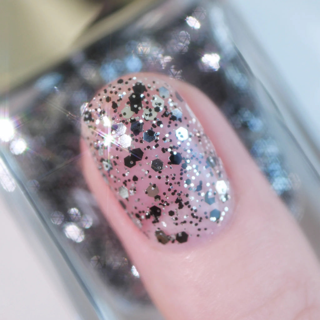 【*数量限定】ファッションを愛するネイルズインクを象徴する生地を再現したファブリックエフェクトよりレースとシークインジュエリーのような輝きと存在感を放つシルクメタリックと虹彩グリッターをミニサイズのスペシャルキットに。