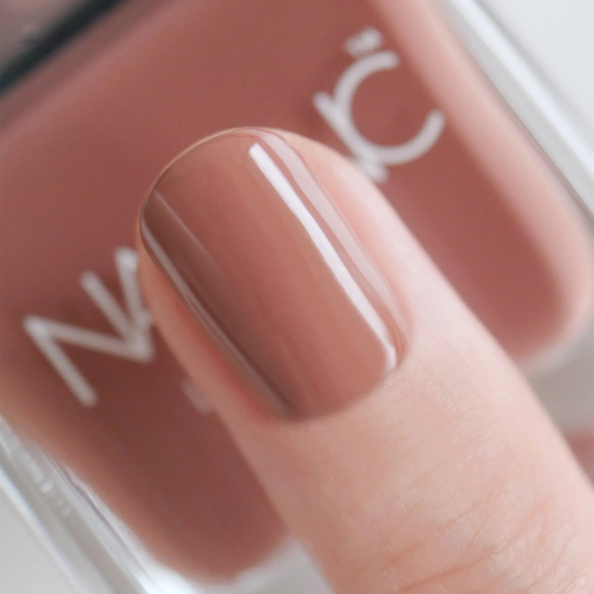 レッツゲットヌード クイーンズ プレイス | NAILS INC（ネイルズ