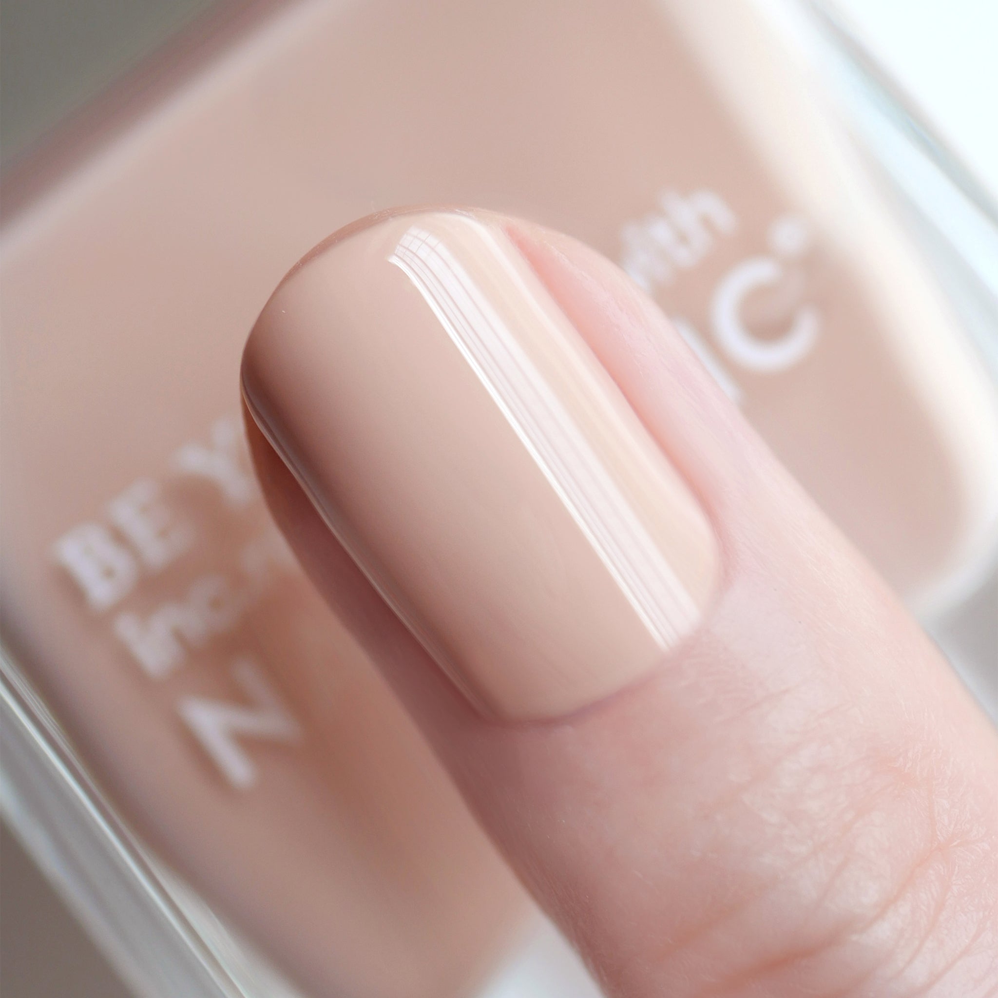 11月5日(水)数量限定発売｜なめらかな光沢で心地よく指先を彩る