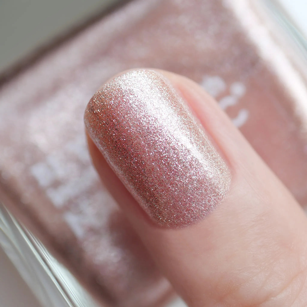 高輝度な光の粒がまばゆくリュクスな煌めきを放ち
指先に豪奢な華やぎをもたらすローズメタリック