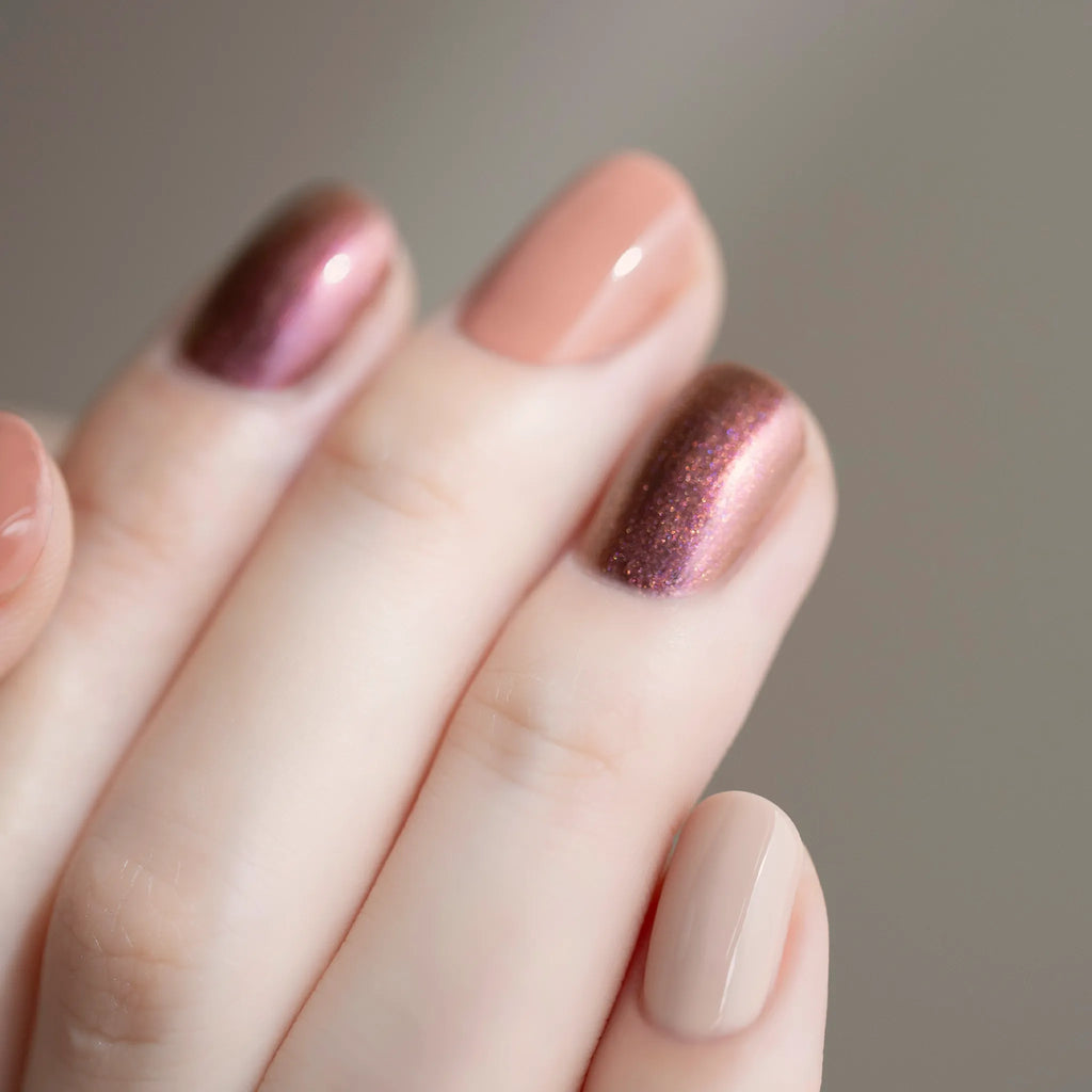 温かな色めきが着心地のいいニットに包まれるようにリラクシーに心地よくしなやかに指先に溶け込む“COSY COUTURE”3色セットがスペシャルプライスなトリオキットに。