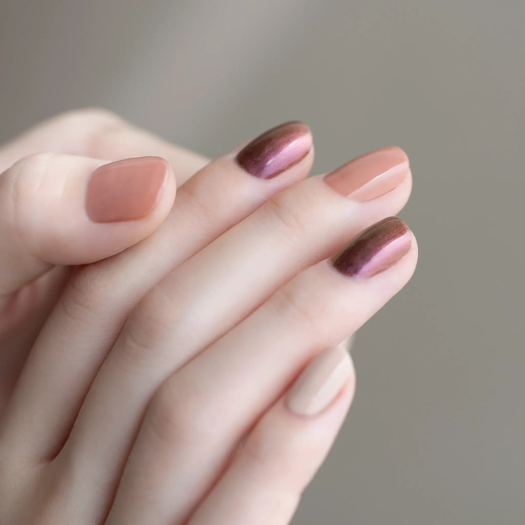 温かな色めきが着心地のいいニットに包まれるようにリラクシーに心地よくしなやかに指先に溶け込む“COSY COUTURE”3色セットがスペシャルプライスなトリオキットに。