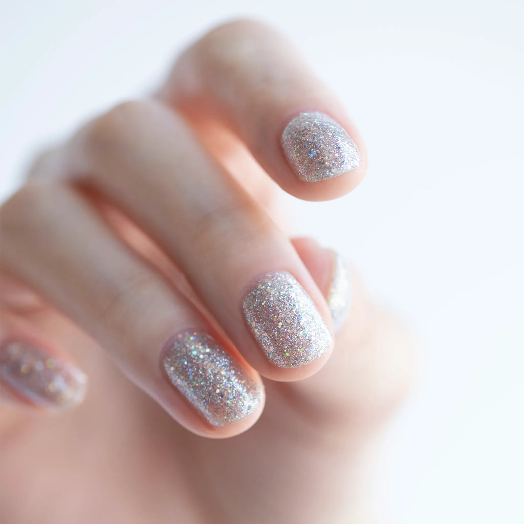 【*数量限定】ファッションを愛するネイルズインクを象徴する生地を再現したファブリックエフェクトよりレースとシークインジュエリーのような輝きと存在感を放つシルクメタリックと虹彩グリッターをミニサイズのスペシャルキットに。