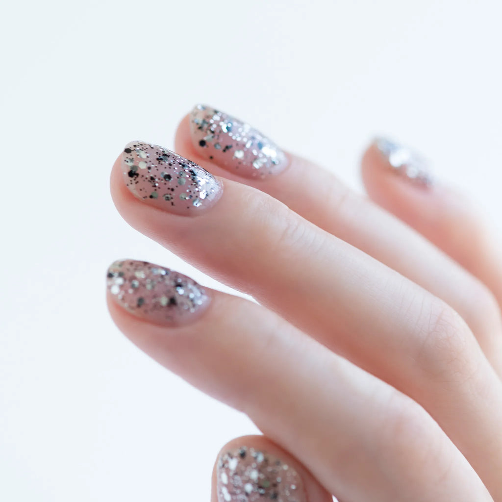 【*数量限定】ファッションを愛するネイルズインクを象徴する生地を再現したファブリックエフェクトよりレースとシークインジュエリーのような輝きと存在感を放つシルクメタリックと虹彩グリッターをミニサイズのスペシャルキットに。