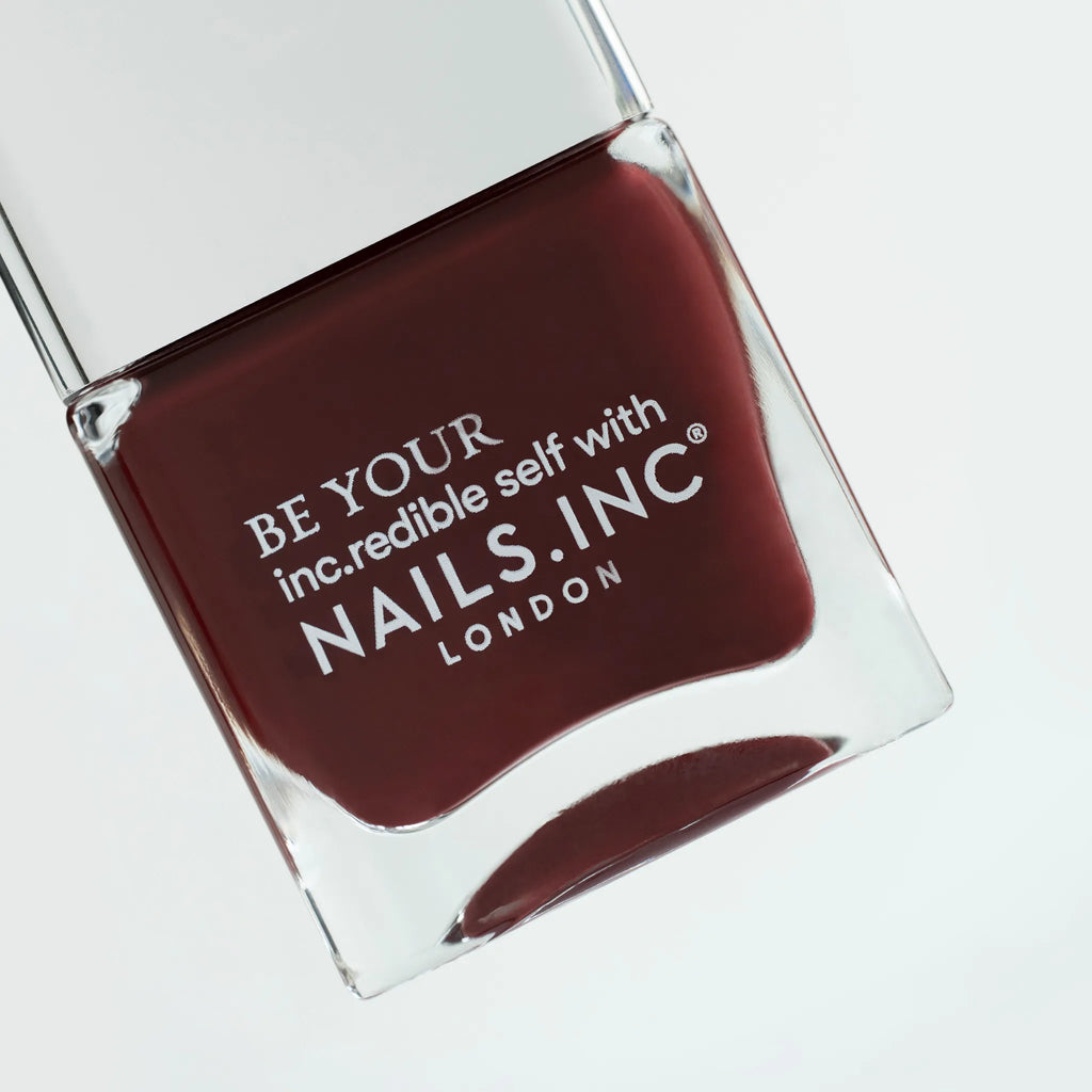 シックで芳醇な色めきはエレガントに色を纏わせ
淑女な雰囲気を醸し出すバーガンディレッド