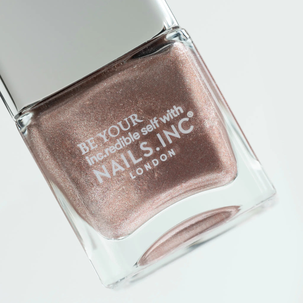 高輝度な光の粒がまばゆくリュクスな煌めきを放ち
指先に豪奢な華やぎをもたらすローズメタリック