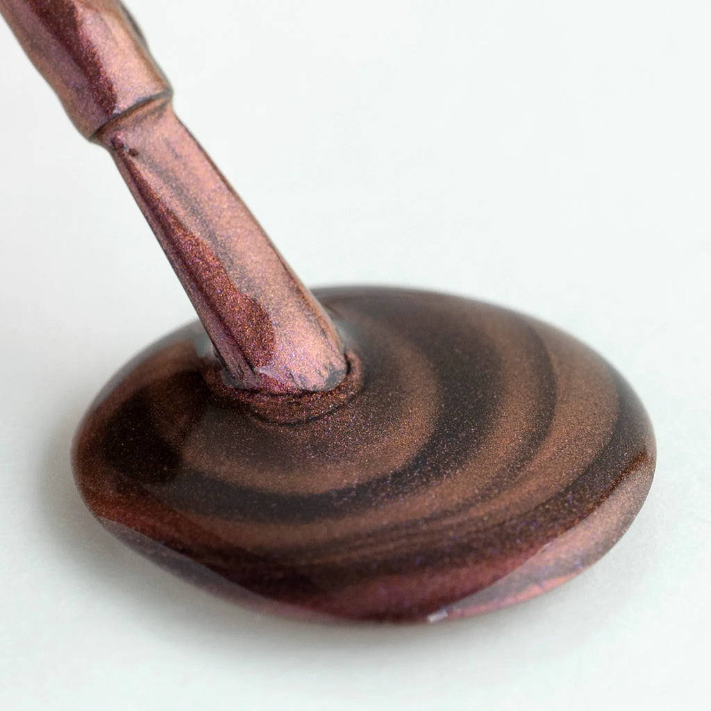 深まる秋の美しく豊かな色と光をレイヤードし指を動かすたびに光彩を変えるオータムシマー。