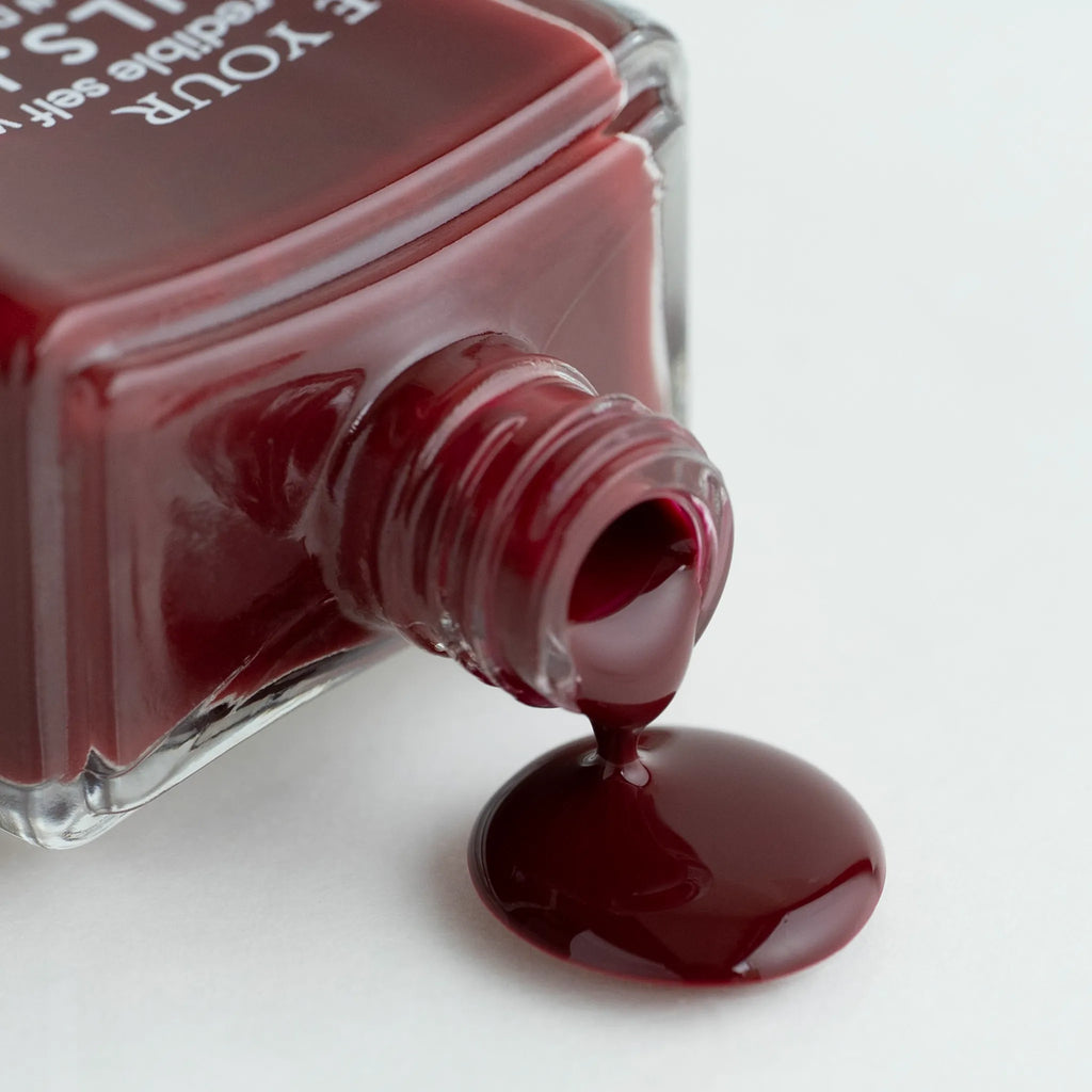 シックで芳醇な色めきはエレガントに色を纏わせ
淑女な雰囲気を醸し出すバーガンディレッド