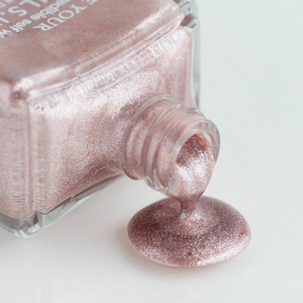 高輝度な光の粒がまばゆくリュクスな煌めきを放ち
指先に豪奢な華やぎをもたらすローズメタリック