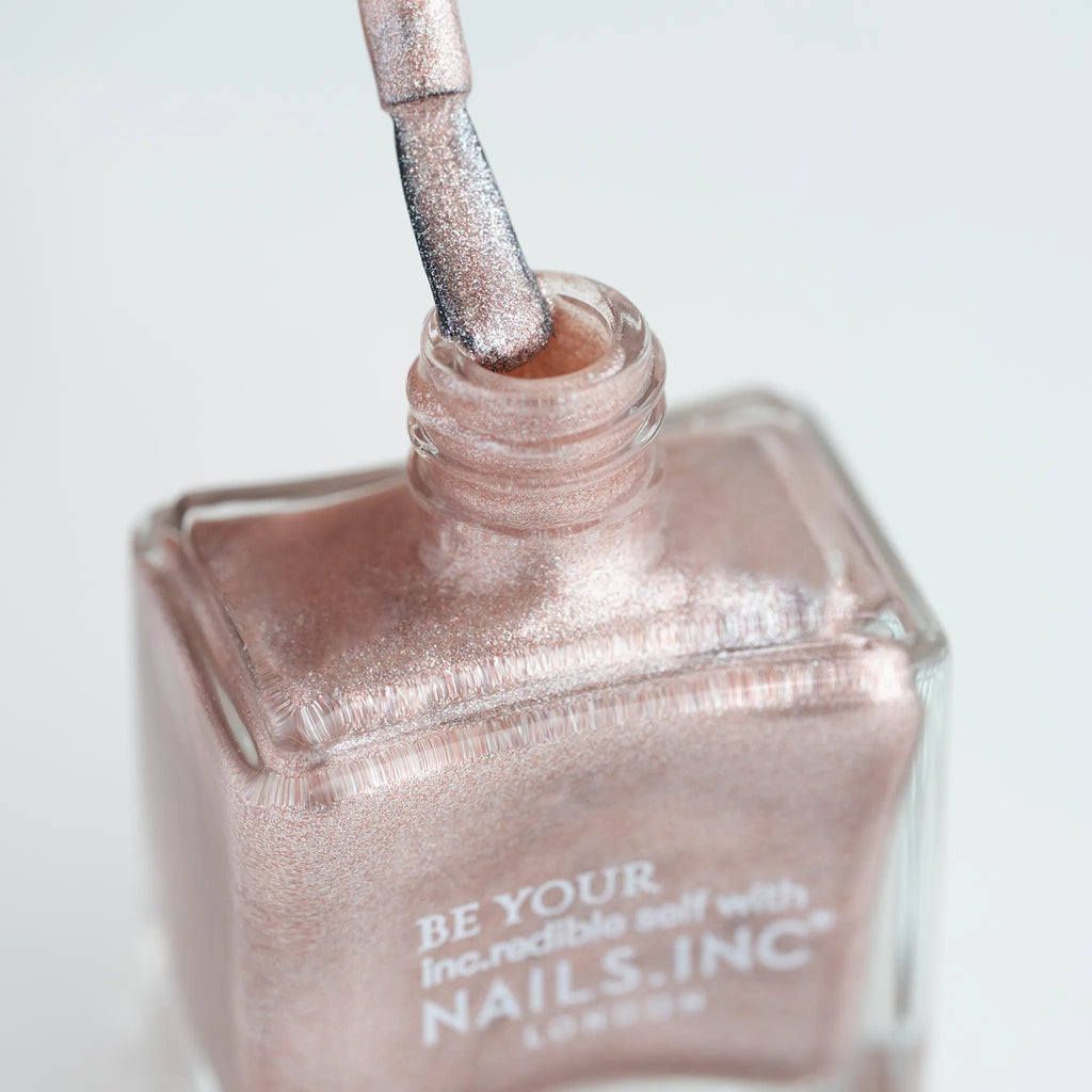 高輝度な光の粒がまばゆくリュクスな煌めきを放ち
指先に豪奢な華やぎをもたらすローズメタリック