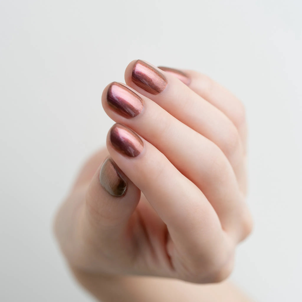 深まる秋の美しく豊かな色と光をレイヤードし指を動かすたびに光彩を変えるオータムシマー。