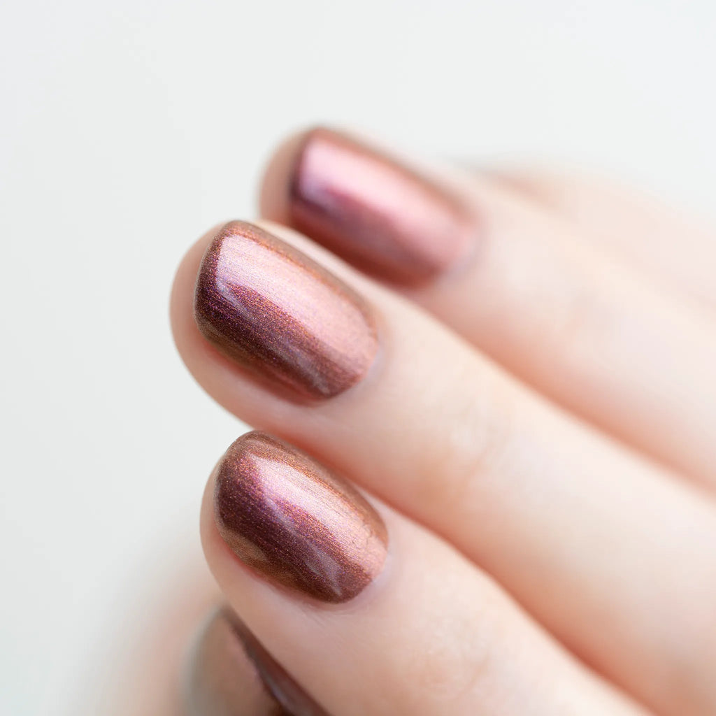 深まる秋の美しく豊かな色と光をレイヤードし指を動かすたびに光彩を変えるオータムシマー。