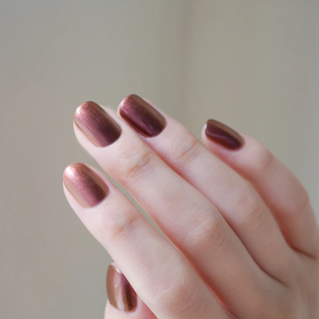 深まる秋の美しく豊かな色と光をレイヤードし指を動かすたびに光彩を変えるオータムシマー。