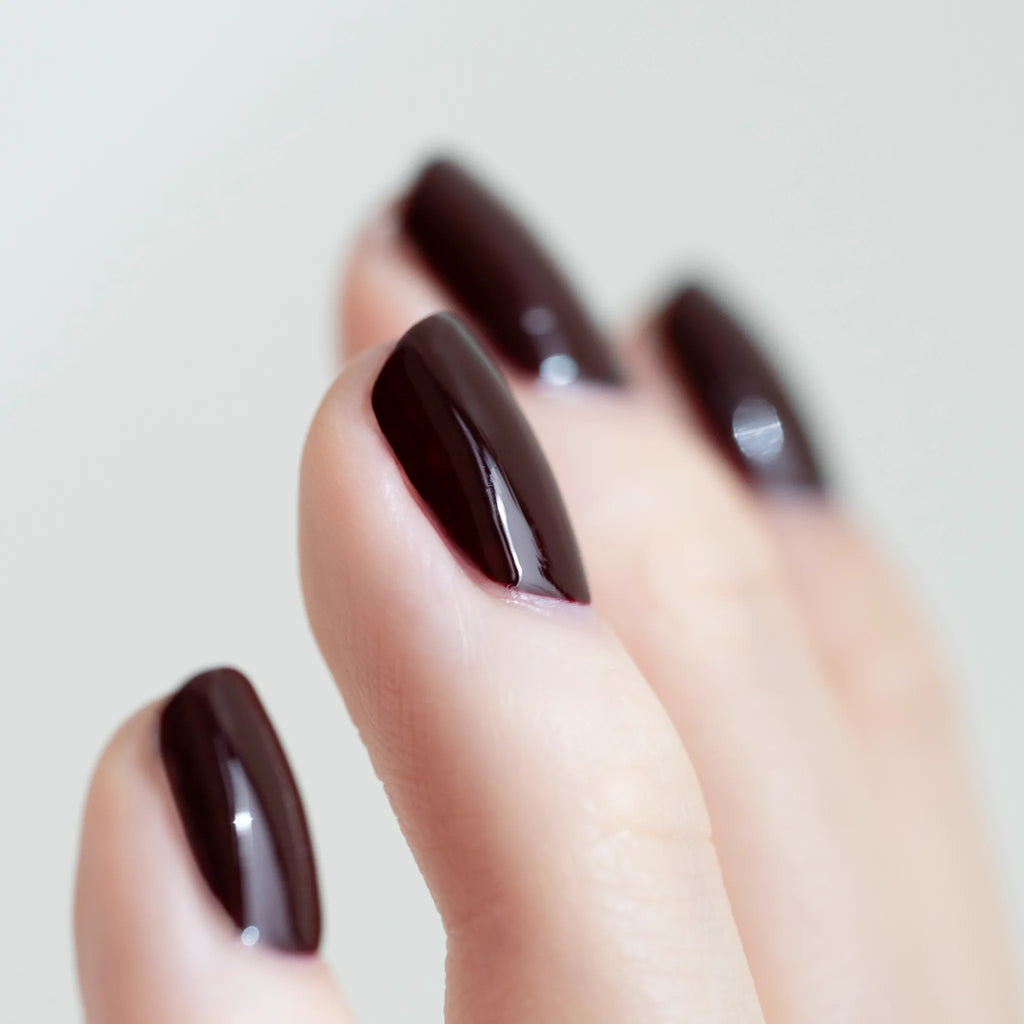 熟した果実のように豊かで深みある色めきで
たおやかな大人の色香漂うディーププラム