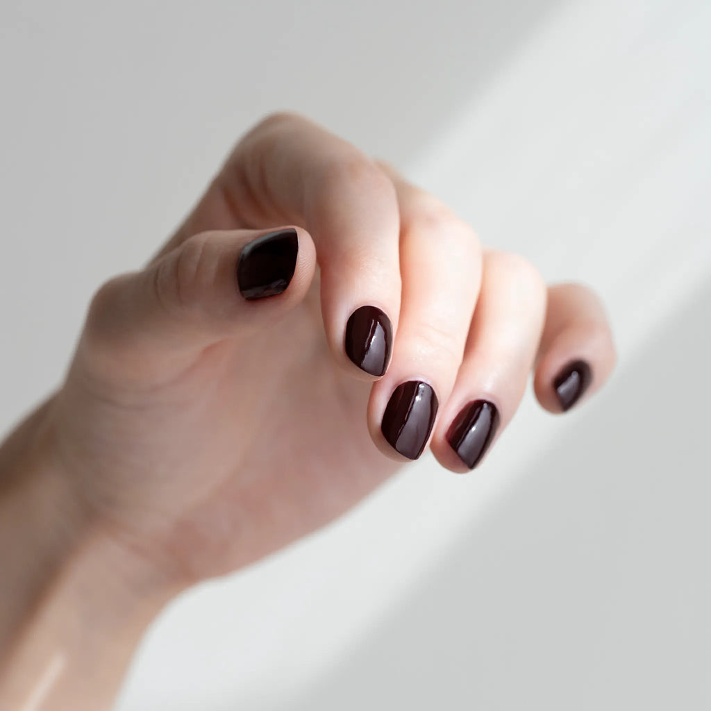 熟した果実のように豊かで深みある色めきで
たおやかな大人の色香漂うディーププラム