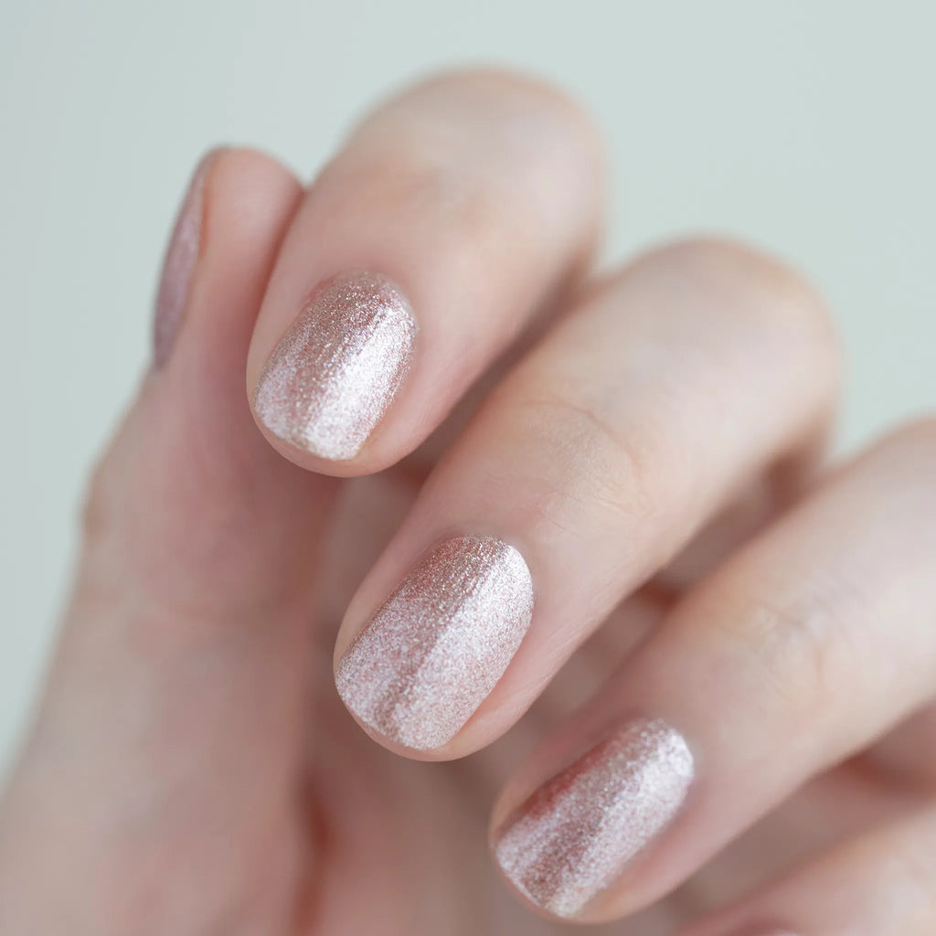 高輝度な光の粒がまばゆくリュクスな煌めきを放ち
指先に豪奢な華やぎをもたらすローズメタリック