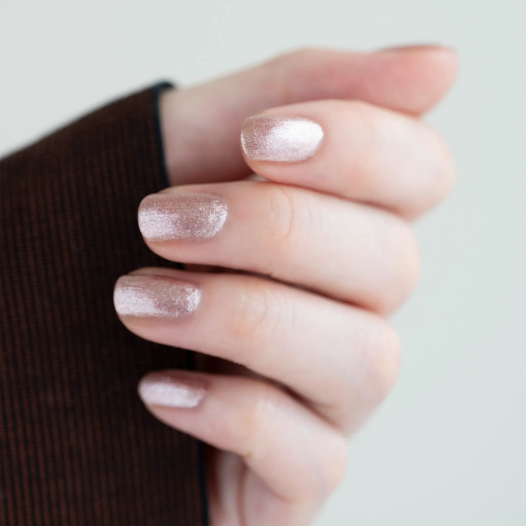 高輝度な光の粒がまばゆくリュクスな煌めきを放ち
指先に豪奢な華やぎをもたらすローズメタリック