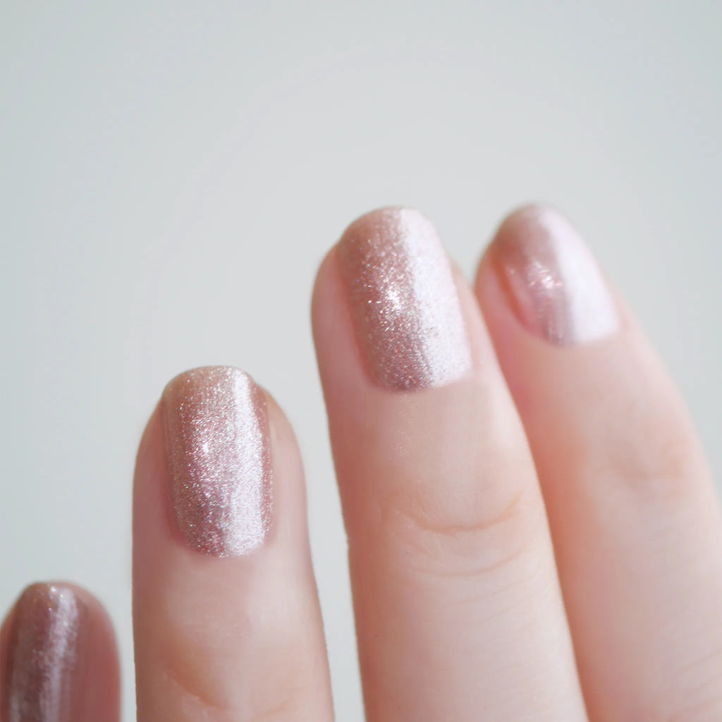 高輝度な光の粒がまばゆくリュクスな煌めきを放ち
指先に豪奢な華やぎをもたらすローズメタリック