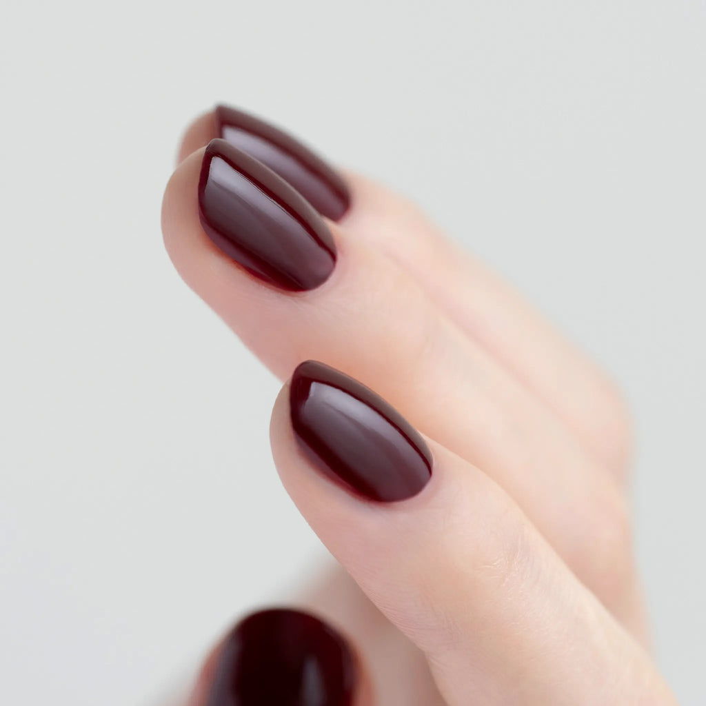 シックで芳醇な色めきはエレガントに色を纏わせ
淑女な雰囲気を醸し出すバーガンディレッド