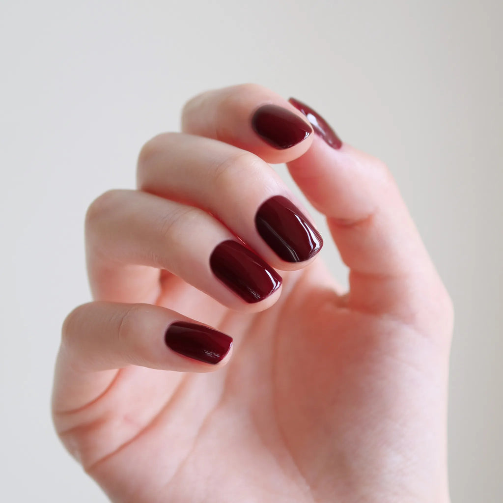 シックで芳醇な色めきはエレガントに色を纏わせ
淑女な雰囲気を醸し出すバーガンディレッド