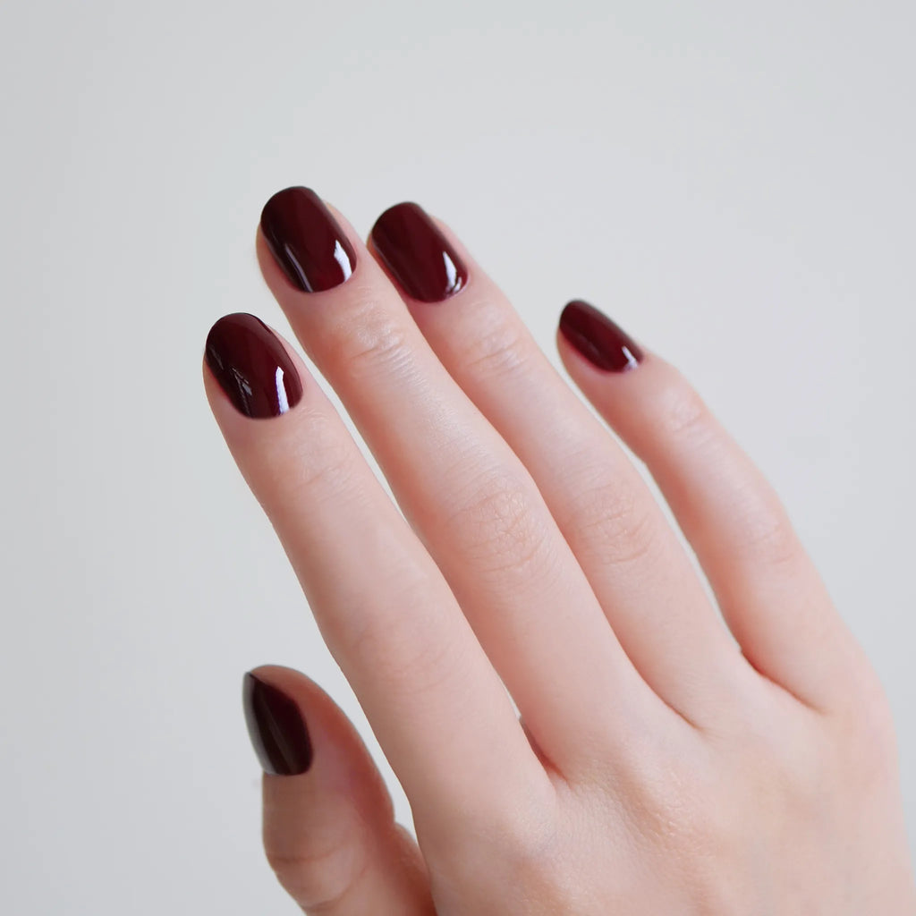 シックで芳醇な色めきはエレガントに色を纏わせ
淑女な雰囲気を醸し出すバーガンディレッド