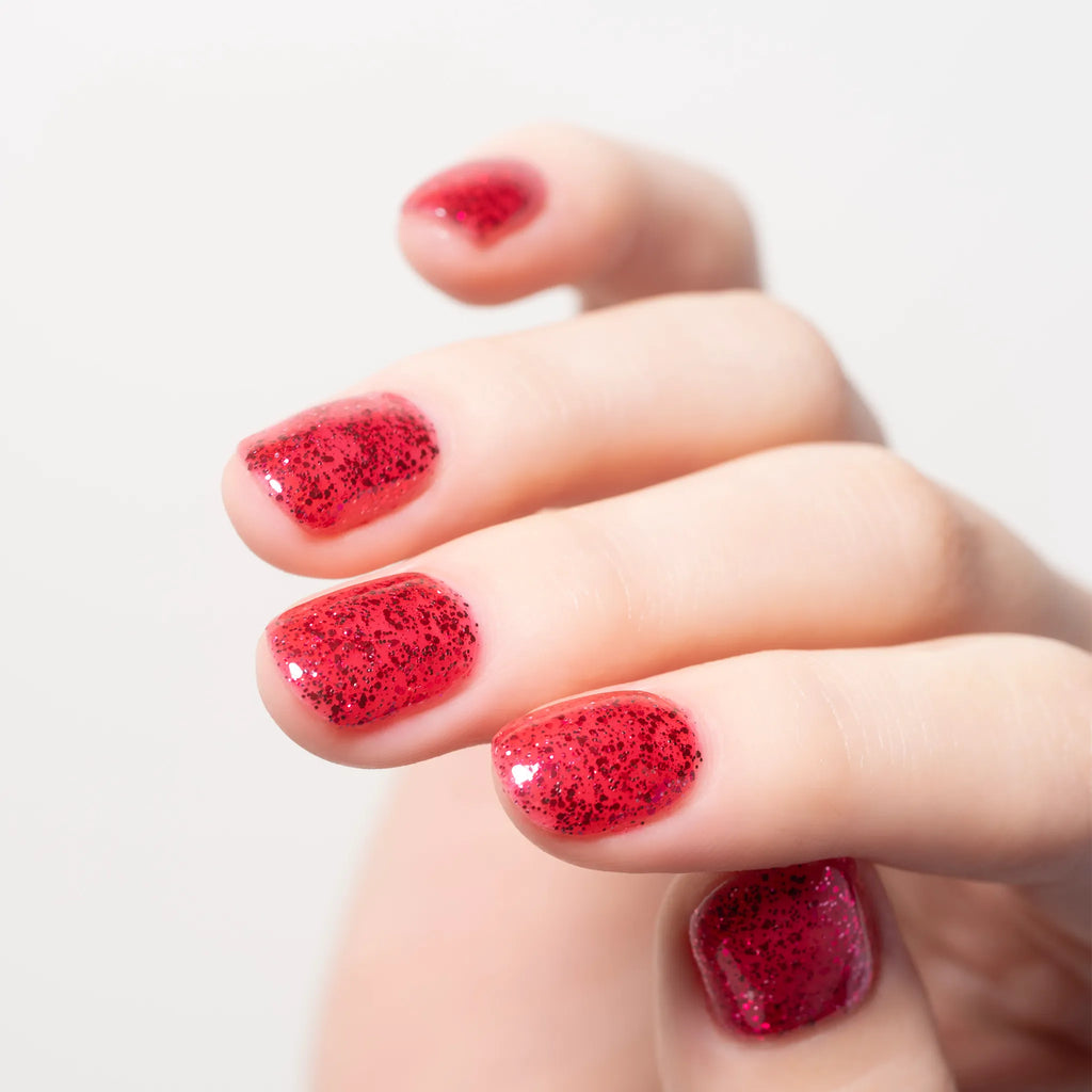 一瞬にして華やぐパワーレッドの色めき光の粒が
ドラマティックな煌めきを宿し煌びやかに彩るレッドグリッター