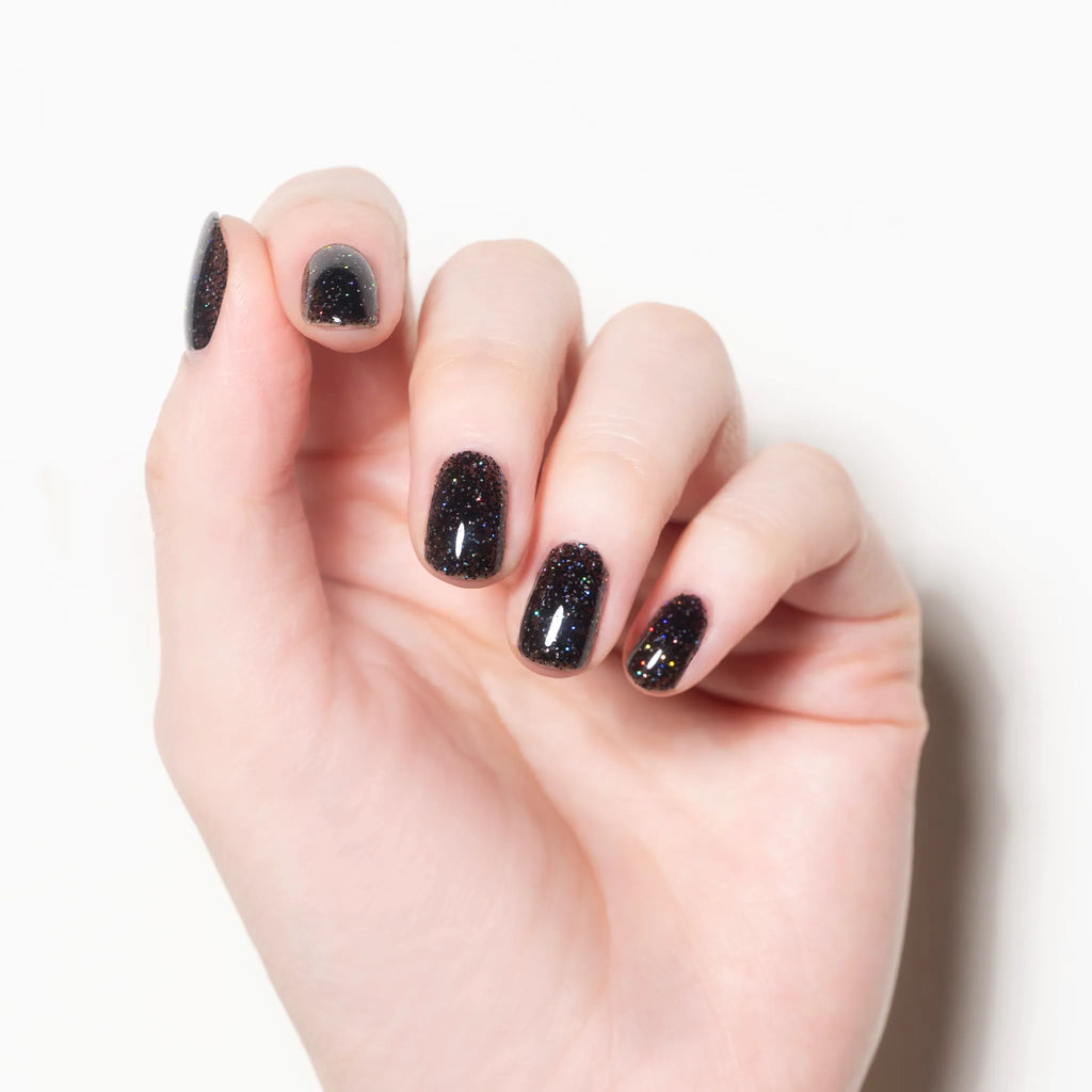 漆黒の中に七色に輝く無数の光を閉じ込め夜空のように
深く星のように光が瞬き視線を奪うブラックグリッター