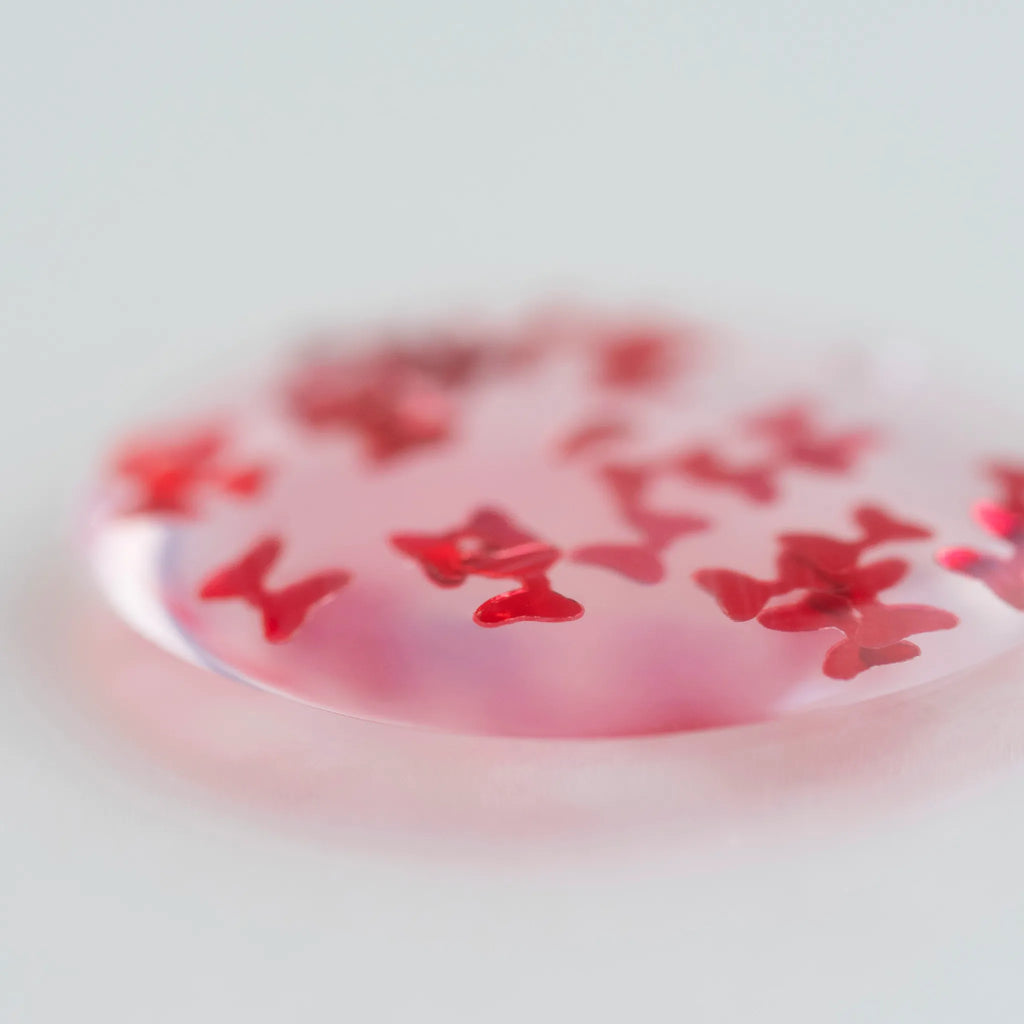 愛らしさ満開のロマンティックなレッドリボンホログラム